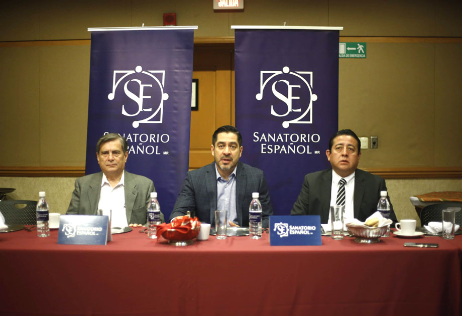 El director del Sanatorio Español junto al comité encargado de realizar la jornada de ayuda. (Rolando Riestra)