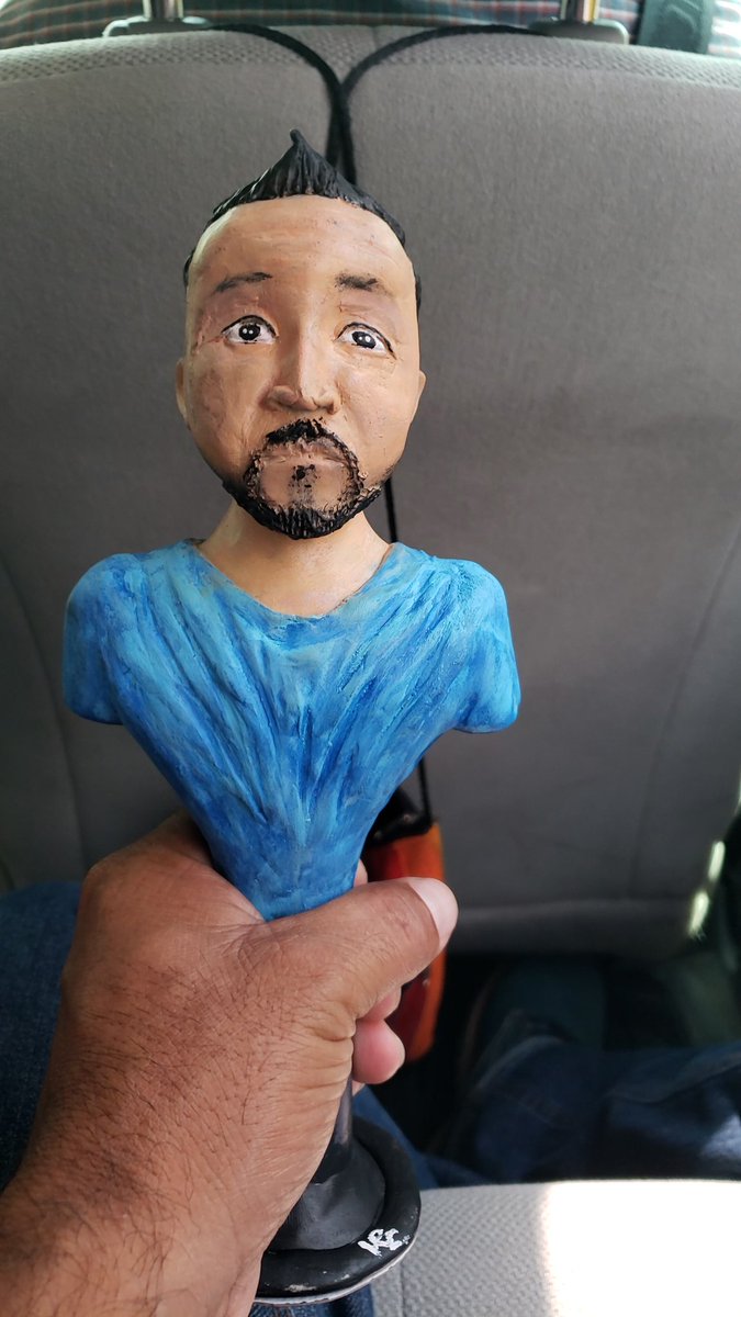 El artista regaló el busto a El Mijis. (Twitter)