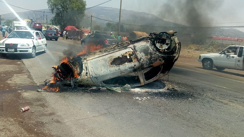 El auto de los presuntos criminales fue incendiado. (Especial)