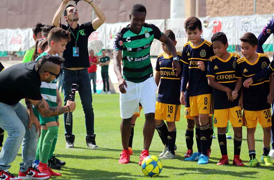 Emociones en la cancha y aún más con la presencia de los ídolos. (Cortesía Santos Laguna)