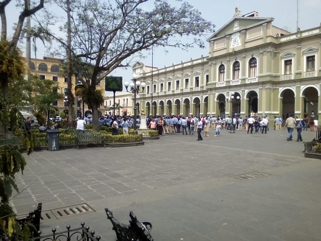Empleados del ayuntamiento protestaron de manera para demandar la localización del funcionario. (Isabel Zamudio)