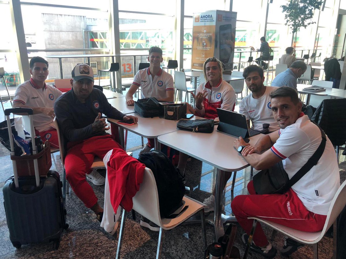 Parte del equipo de Argentinos Juniors antes de partir a Venezuela (Twitter @AAAJoficial)