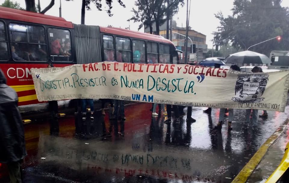 Estudiantes de la Facultad de Ciencias Políticas frente al CCH Oriente. (Frida Madrid)