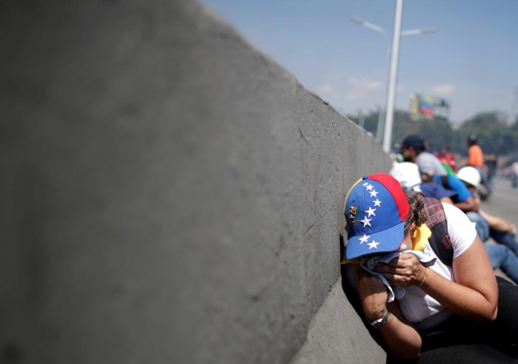 Los manifestantes lanzan bombas molotov y piedras contra las  fuerzas de seguridad, quienes responden con gas lacrimógeno. (Reuters)