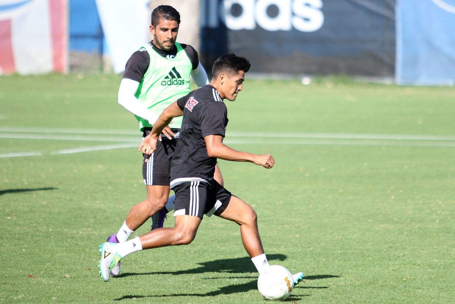 Miguel Ponce y Jesús Sánchez compartieron posición en el duelo ante León. (IMAGO7)