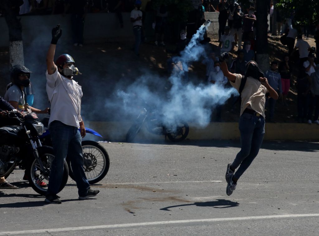 Simpatizantes del presidente de la Asamblea Nacional, Juan Guaidó, protestan frente a una tanqueta durante una manifestación (EFE)