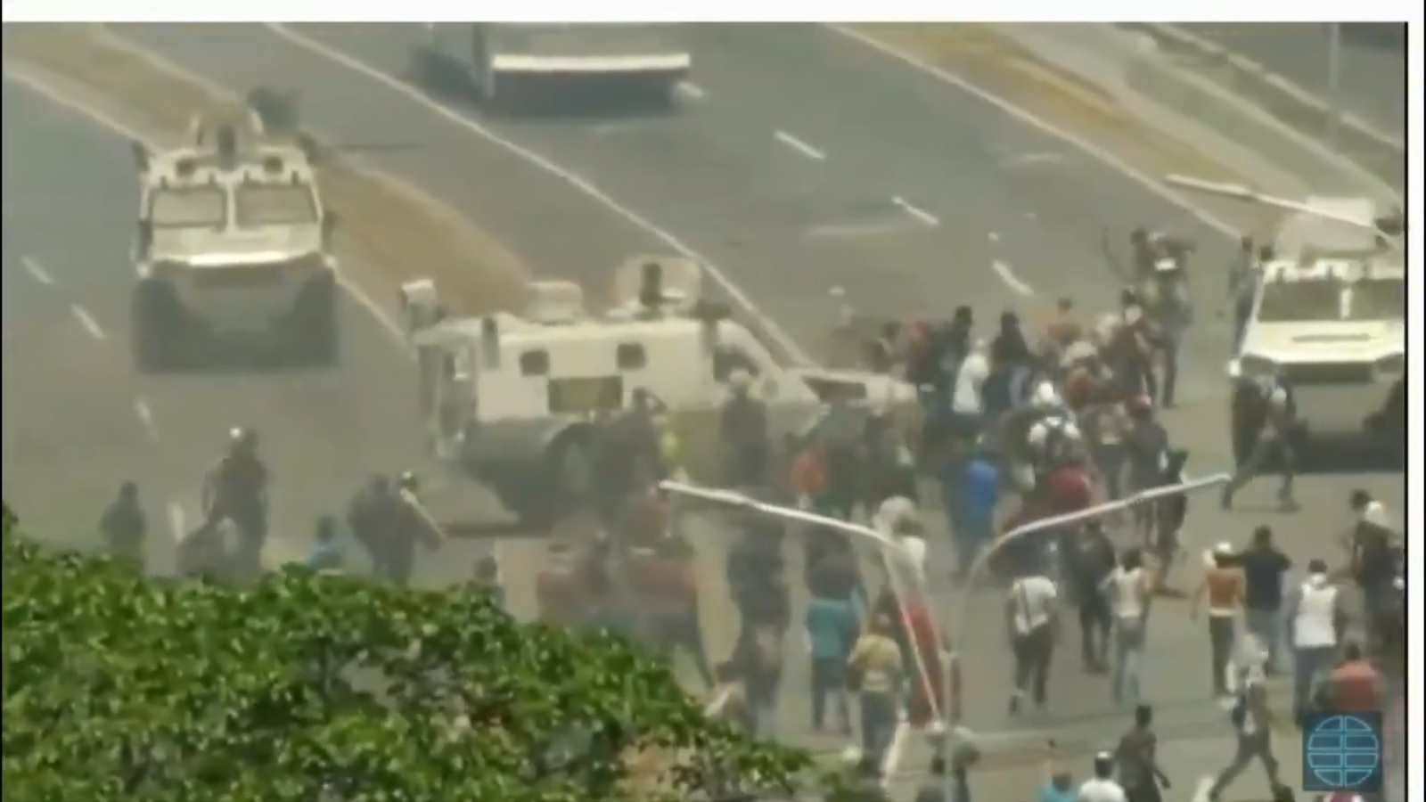 Tanquetas del ejército de Maduro atropellaron a manifestantes. (Especial)