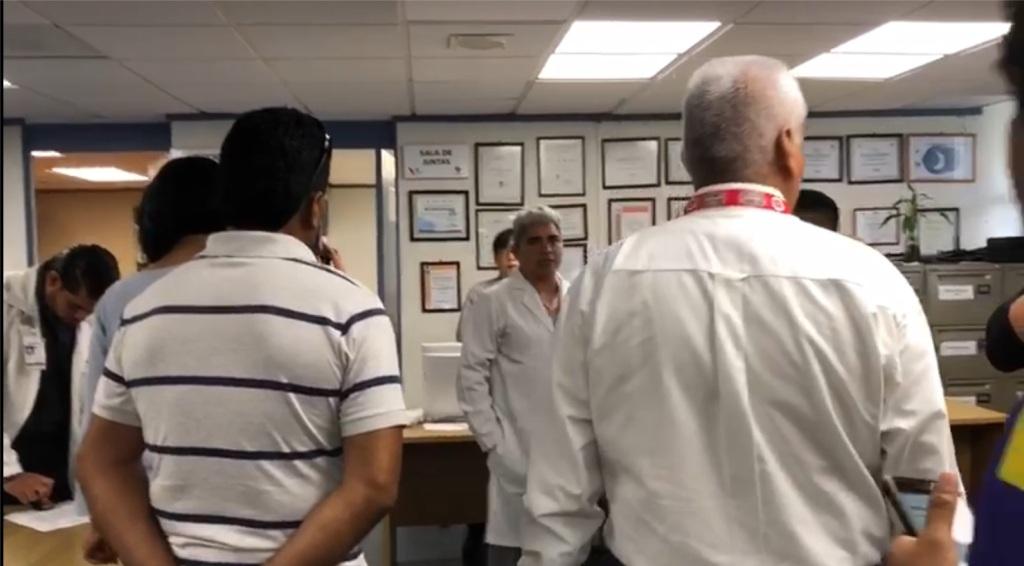Los trabajadores mantienen plantón en el recinto médico. (Isabel Zamudio)