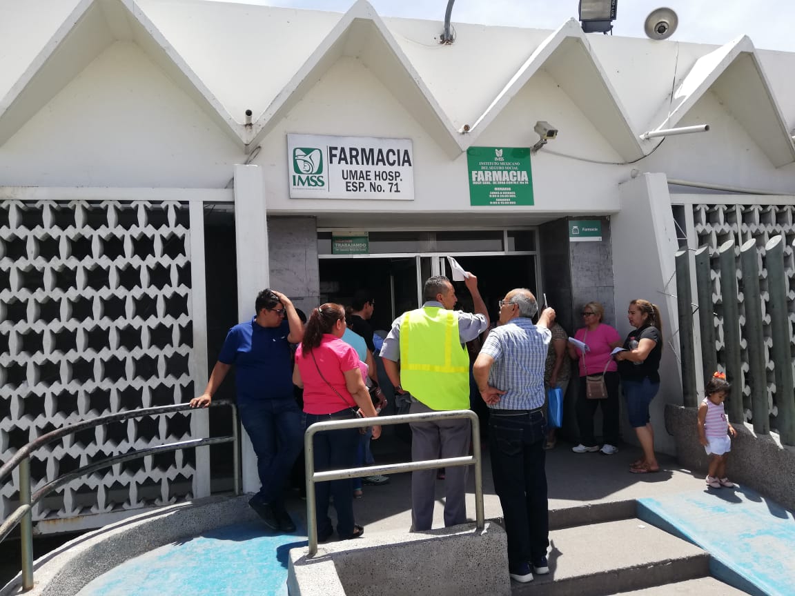 Así se ve la fila en la farmacia del IMSS de la clínica 71 en Torreón. (Luis Carlos Valdés de León)