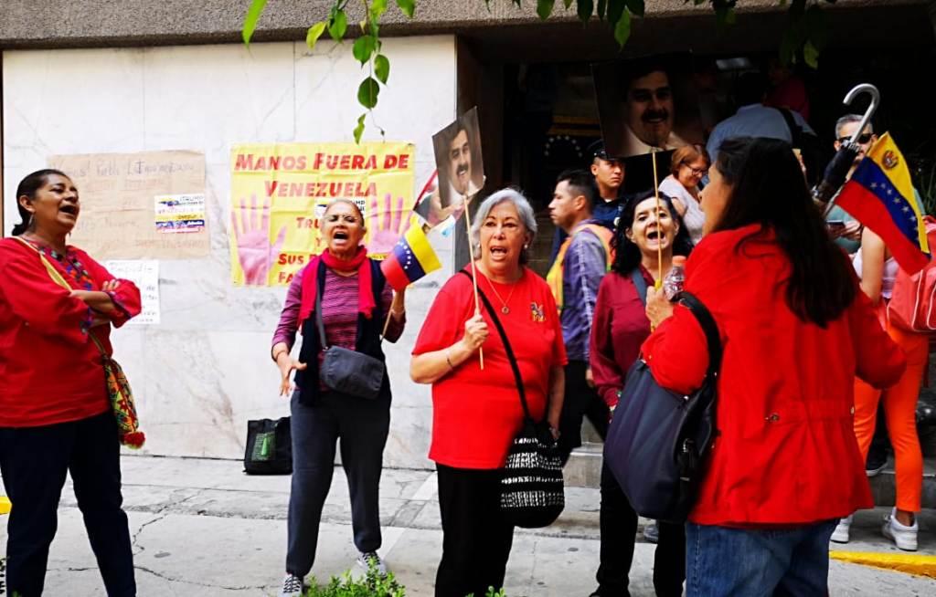 Los venezolanos protestan frente a la embajada en CdMx. | Gabriel Ortega