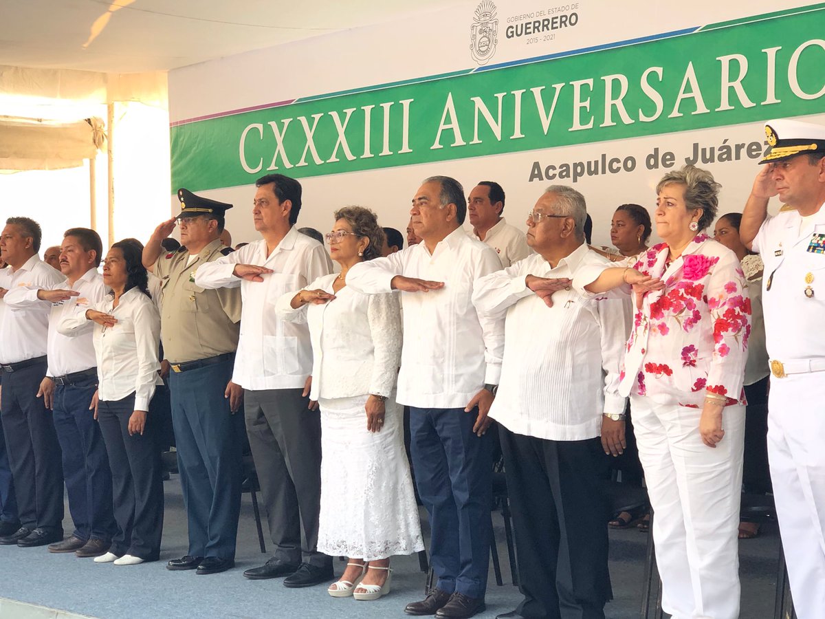 Adela Román Ocampo con el gobernador Héctor Astudillo en la cereminia del día del trabajo. (Especial)