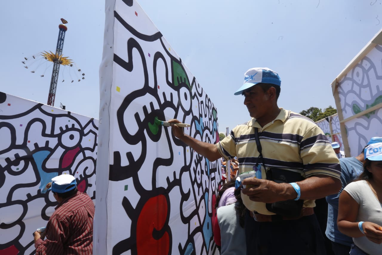 Cómo parte de la celebración número 50 del Día del pintor, Comex organizó esta actividad (Araceli López).