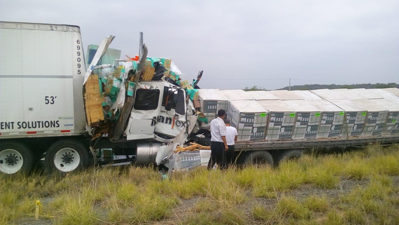 Choque entre dos tráileres (Foto/Ricardo Hernández)