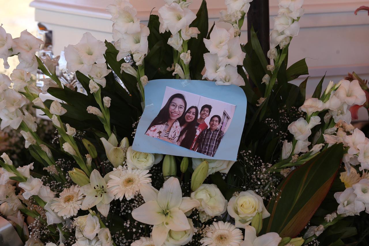 Colocan una foto de Aideé junto con amigos en las flores que le dejan. (Nelly Salas)