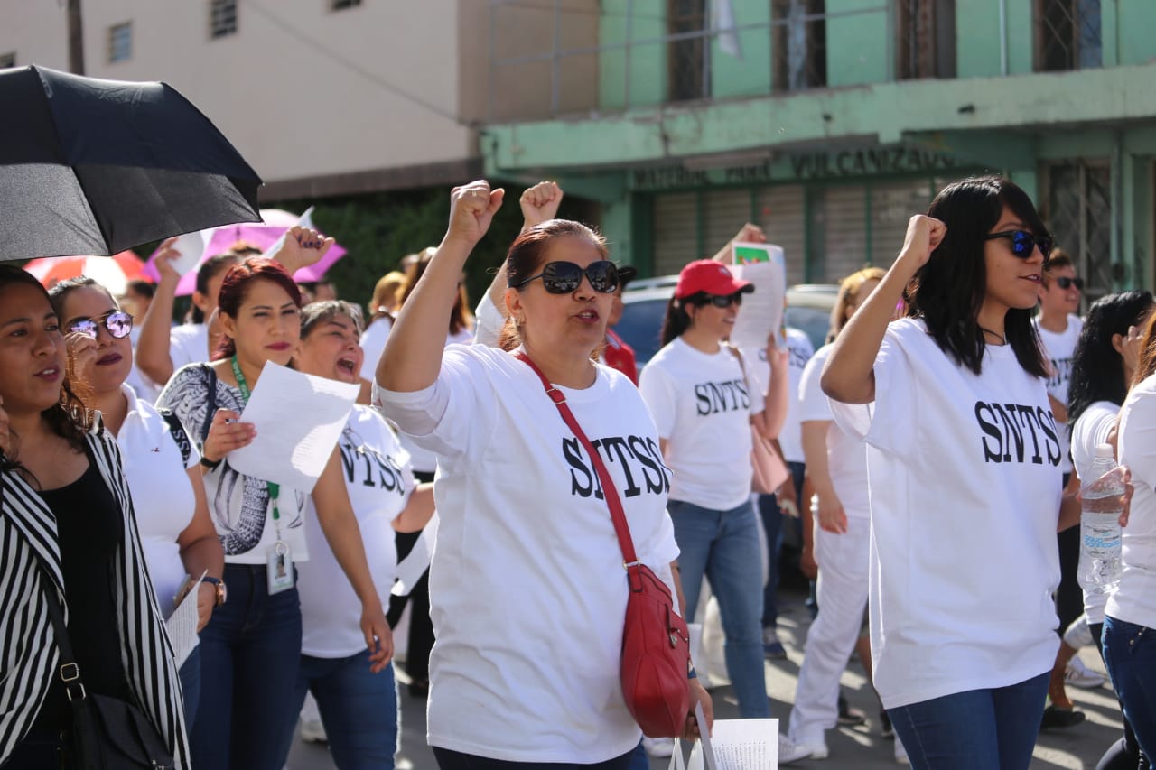 El contingente de marchantes arrancó desde la Unidad Médica número 53 de Gómez Palacio. (Rolando Riestra)