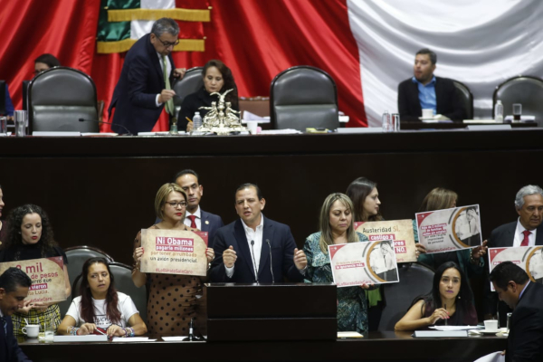 Fernando Galindo Favela, del PRI, protesta en la Cámara de Diputados contra de la Ley de Austeridad. |Araceli López