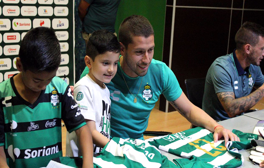 Jugadores firmaron autógrafos a pequeños futbolistas. (Especial)