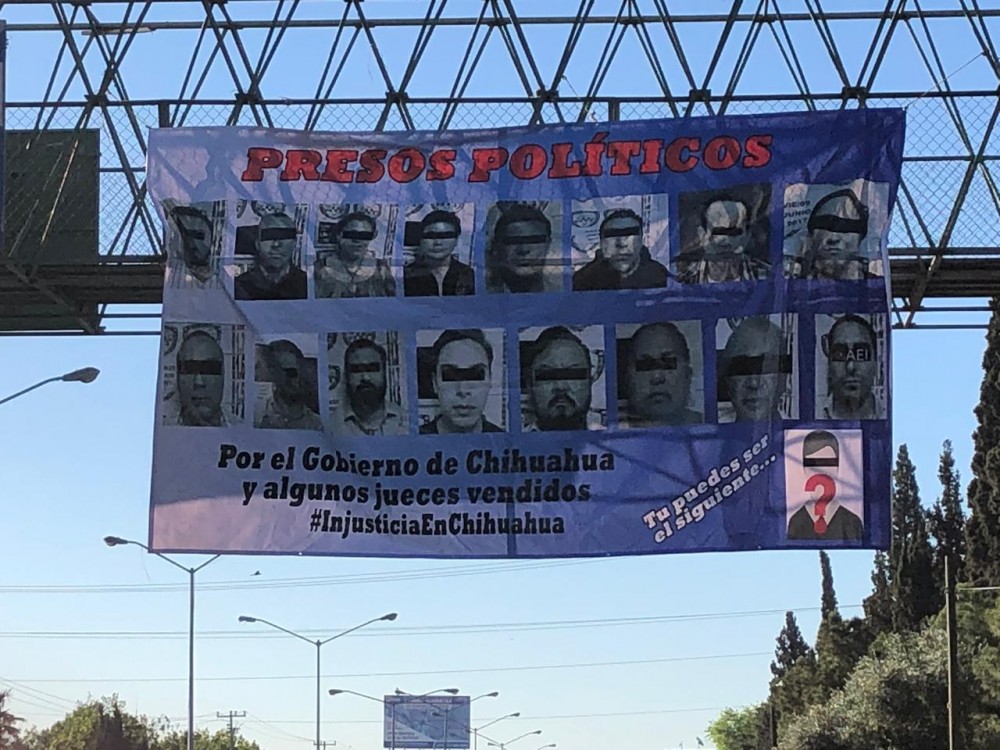 Las mantas fueron colocadas en diferentes puntos de la ciudad. (Juan José García Amaro)