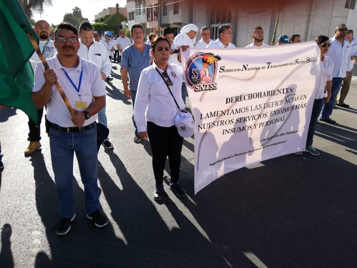 La marcha pasó por las clínicas 16 y 18 del IMSS en Torreón. (Manuel Guadarrama)