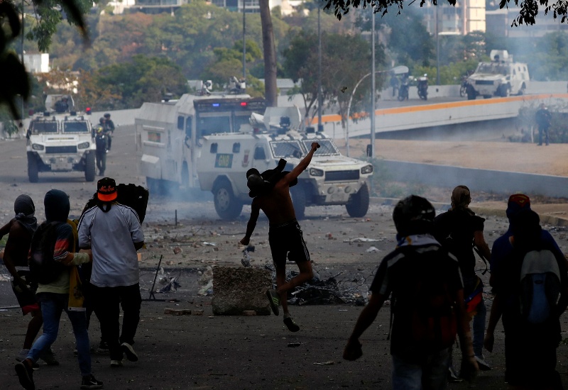Hoy miércoles continuaron los enfrentamientos entre seguidores de Guaidó y fuerzas armadas en varias partes del país. (Reuters)