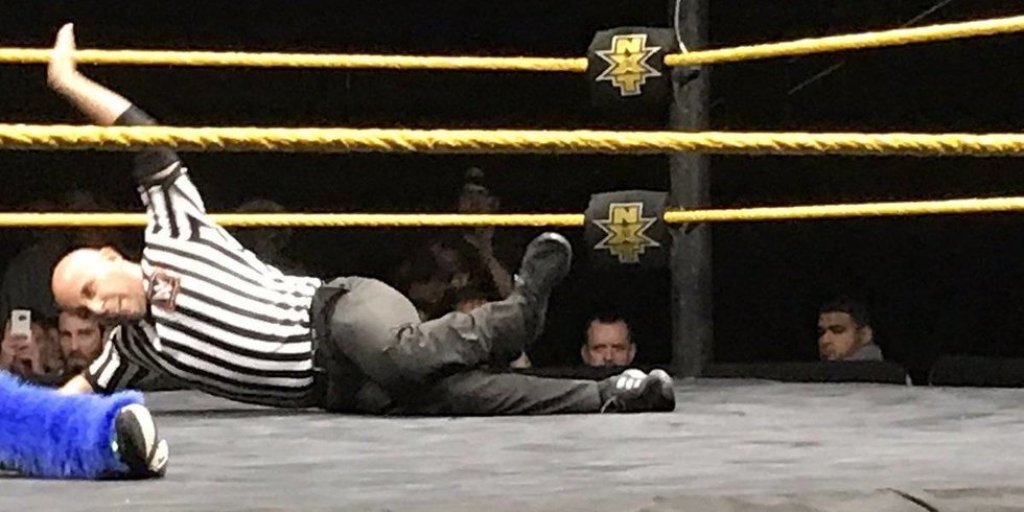 Réferi se fractura el pie arriba del cuadrilátero de la WWE (Especial)