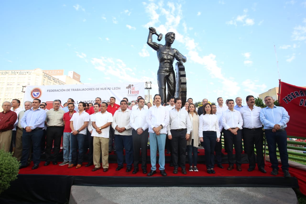 Se reunieron frente al Monumento a los obreros de Nuevo León. (Foto: Leonel Rocha)
