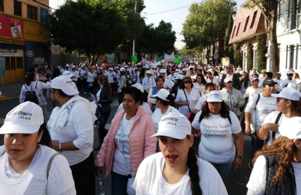 Sindicato de Trabajadores del IMSS marcha rumbo a Reforma. | Fanny Miranda