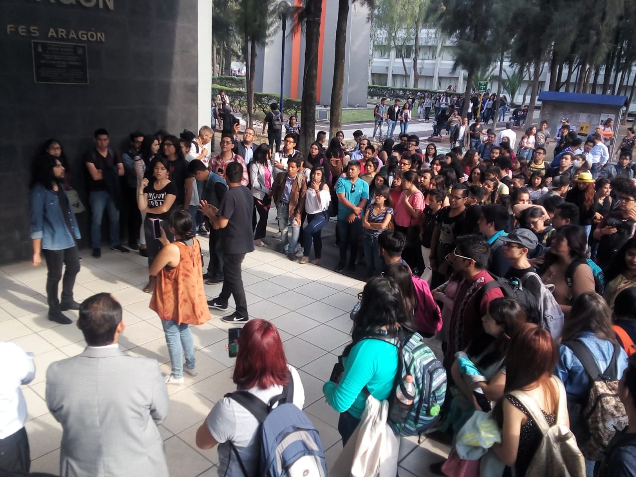 Los alumnos de la FES Aragón convocaron a una asamblea para definir la situación. (Iván Ramírez)