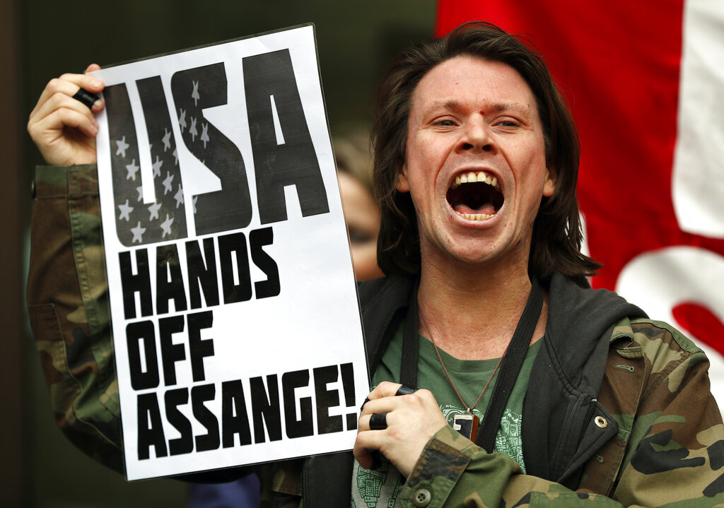 Assange pidió asilo en la embajada en junio del 2012 para evitar una orden de extradición a Suecia. AP