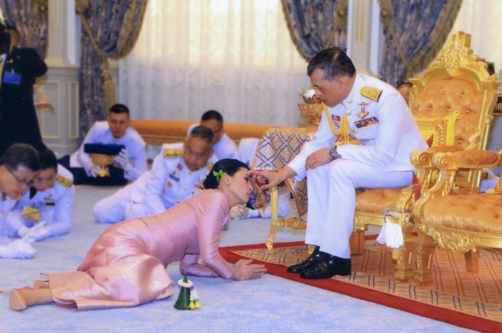 Esta es la cuarta esposa de Vajiralongkorn, que tiene 7 hijos de sus diferentes consortes. Reuters