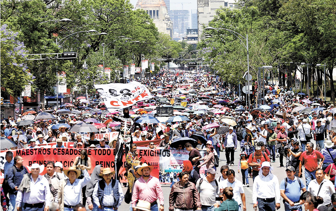 Electricistas y trabajadores de la UAM salieron del Monumento a la Revolución. (Héctor Téllez)