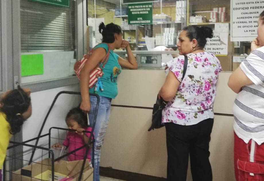 Hace labor de venta mientras toma de la mano a su hija de dos años, y la mayor le toma de la blusa. (Jorge Maldonado)