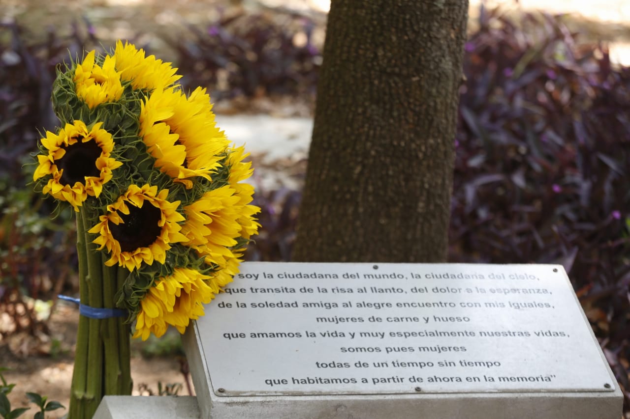 Memorial instalada en la caseta telefónica donde fue encontrado el cuerpo de Lesvy Osorio. (Araceli Líoez)