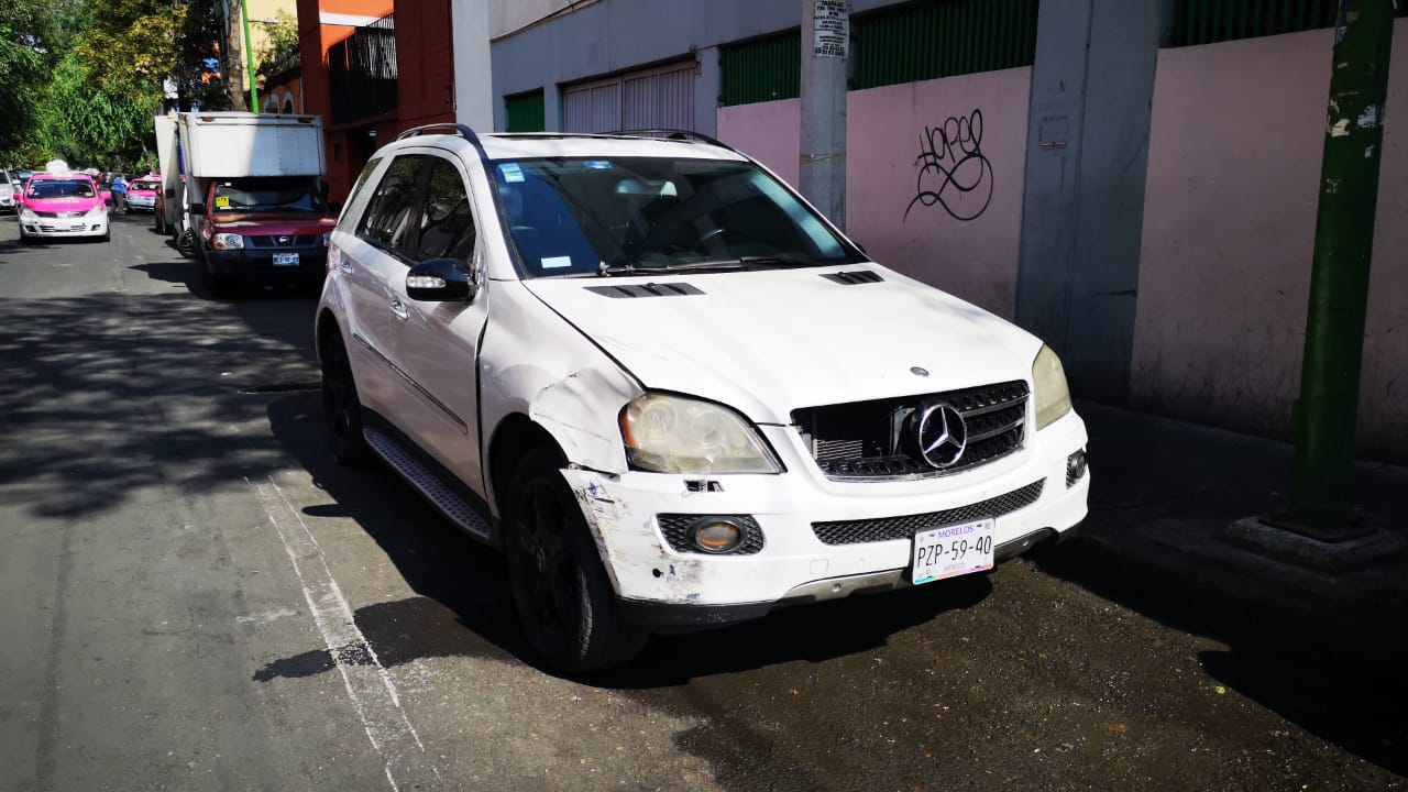 El vehículo fue abandonado en la esquina de Moctezuma y Zarco. (Gabriel Ortega)