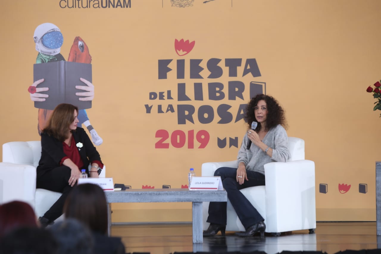 Las actividades de la Fiesta del Libro y la Rosa iniciaron con una conversación entre Rosa Beltrán y la periodista argentina Leila Guerriero (Juan Car