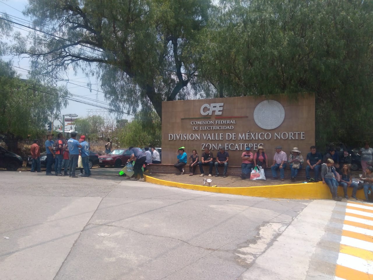 Al momento, una comisión de los colonos se encuentra en las oficinas de la CFE. (ESPECIAL)