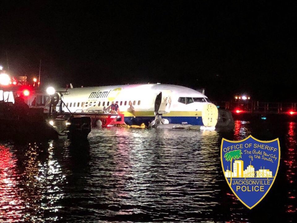 El avión comercial terminó en aguas poco profundas en un río de Florida. (Twitter | @JSOPIO)