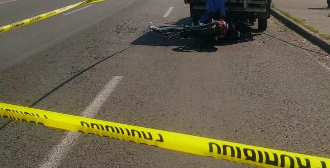 El cuerpo del hombre salió proyectado al interior de la camioneta. (Especial)