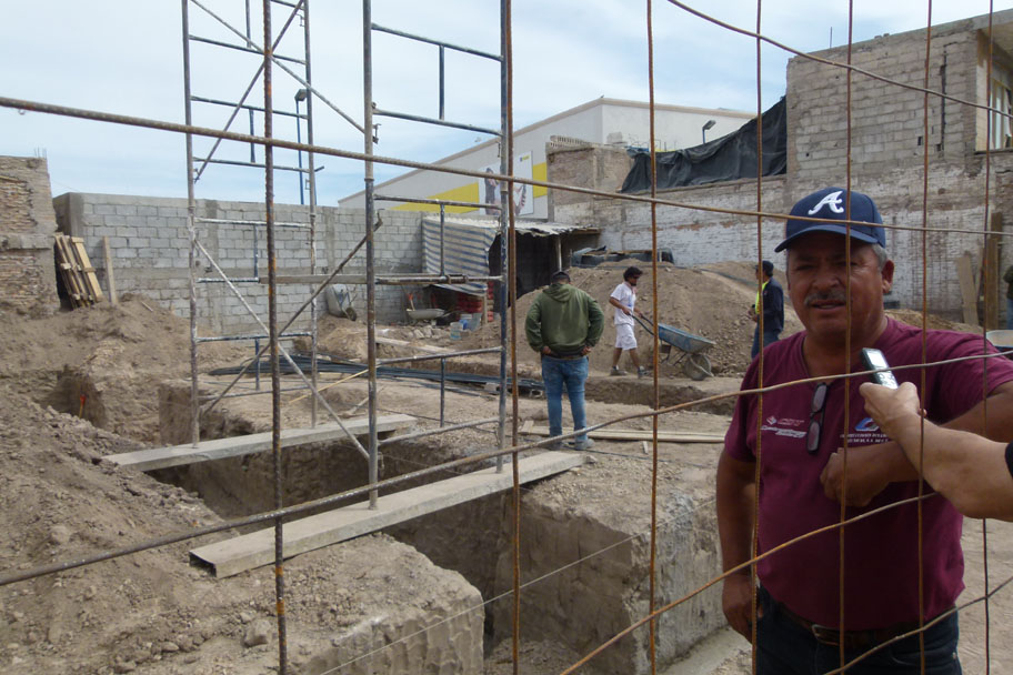 Enrique Jaramillo, se dedica a la albañilería como una tradición familiar, mencionó que el oficio lo aprendió de su padre. (Sergio Guajardo)