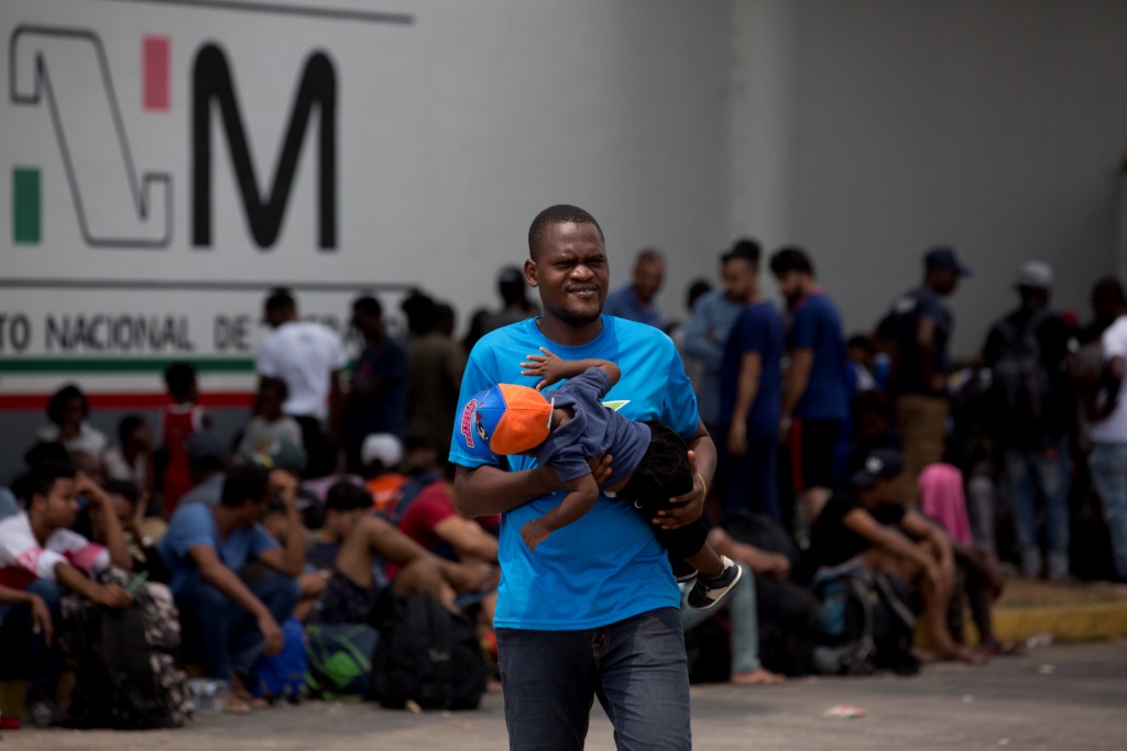 Miles de migrantes han cruzado la frontera de México y Guatemala en los últimos meses (AP)