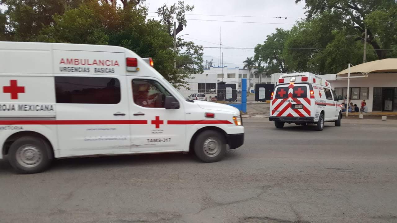 Ambulancias salieron entraron y salieron del penal de Victoria (Foto/CORTESÍA)