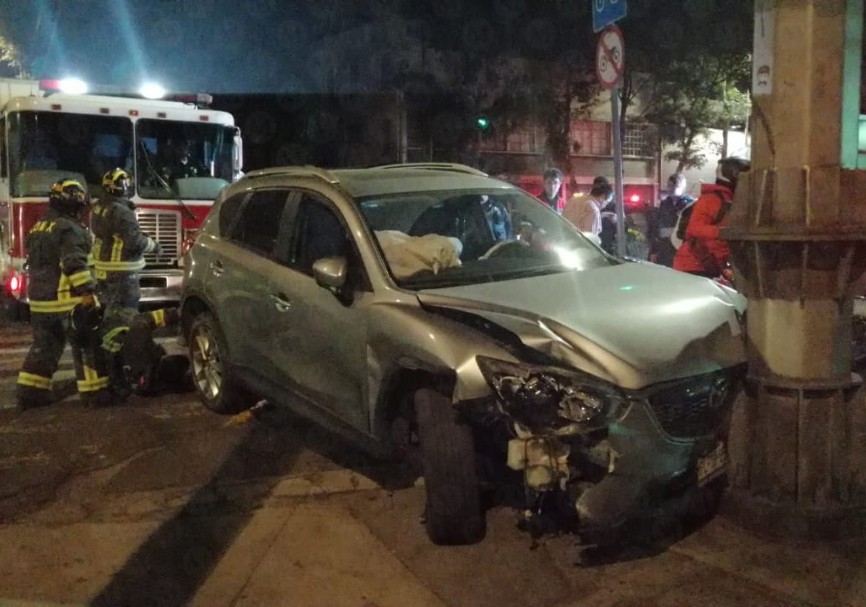El conductor chocó contra un poste del C5 en la avenida Patriotismo. | Jorge Becerril