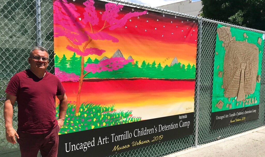 La muestra de arte fue instalada dentro de una carpa de plástico. AP