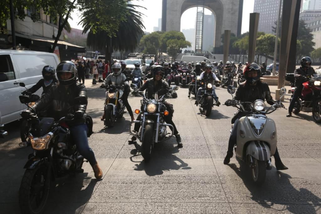 La rodada de mujeres motociclistas inició en el Monumento a la Revolución. | Octavio Hoyos