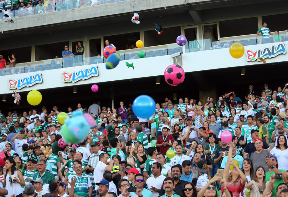 Miles de peluches,pelotas y juguetes fueron arrojados a contenedores ubicados en dentro de la cancha. (Rolando Riestra)