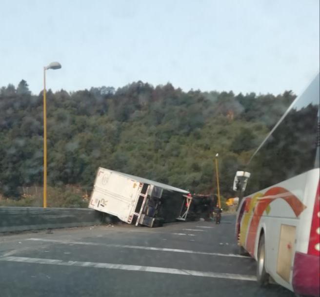 El conductor de 40 años resultó ileso, según paramédicos de Caminos y Puentes Federales (Capufe)  (Especial)