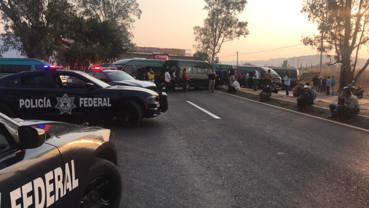 Estacionaron sobre la vialidad una treintena de camionetas tipo Urvan así como taxis, en ambos sentidos. / David Monroy