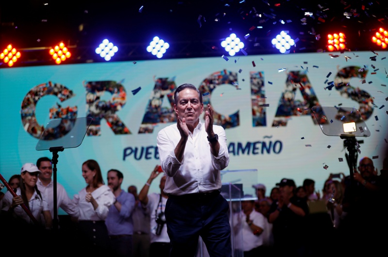 Laurentino Cortizo, del Partido Revolucionario Democrático, celebra después de que el tribunal electoral de Panamá lo declaró ganador.