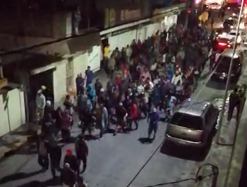 Los migrantes avanzaron por Río Blanco y Orizaba durante la madrugada. (Isabel Zamudio)