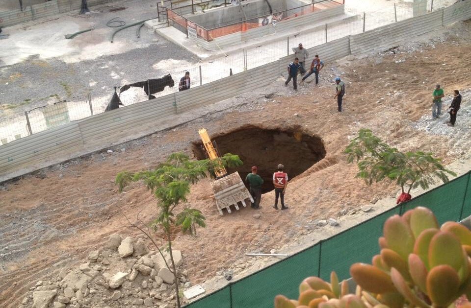 El socavón fue  de aproximadamente cinco metros de diámetro por diez metros de profundidad. (Especial)